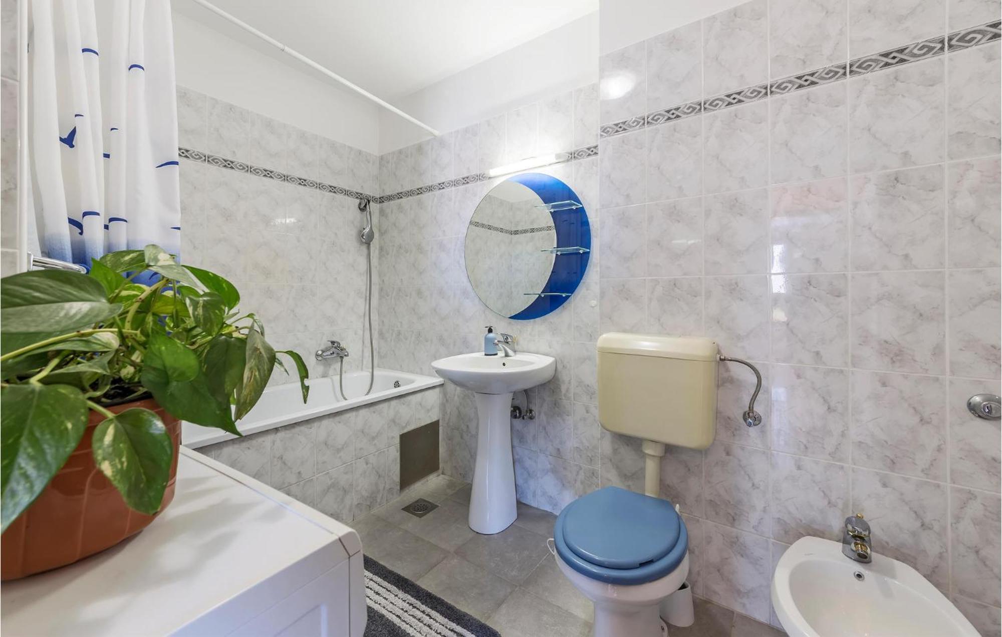 1 Bedroom Beautiful Apartment In Pola Esterno foto