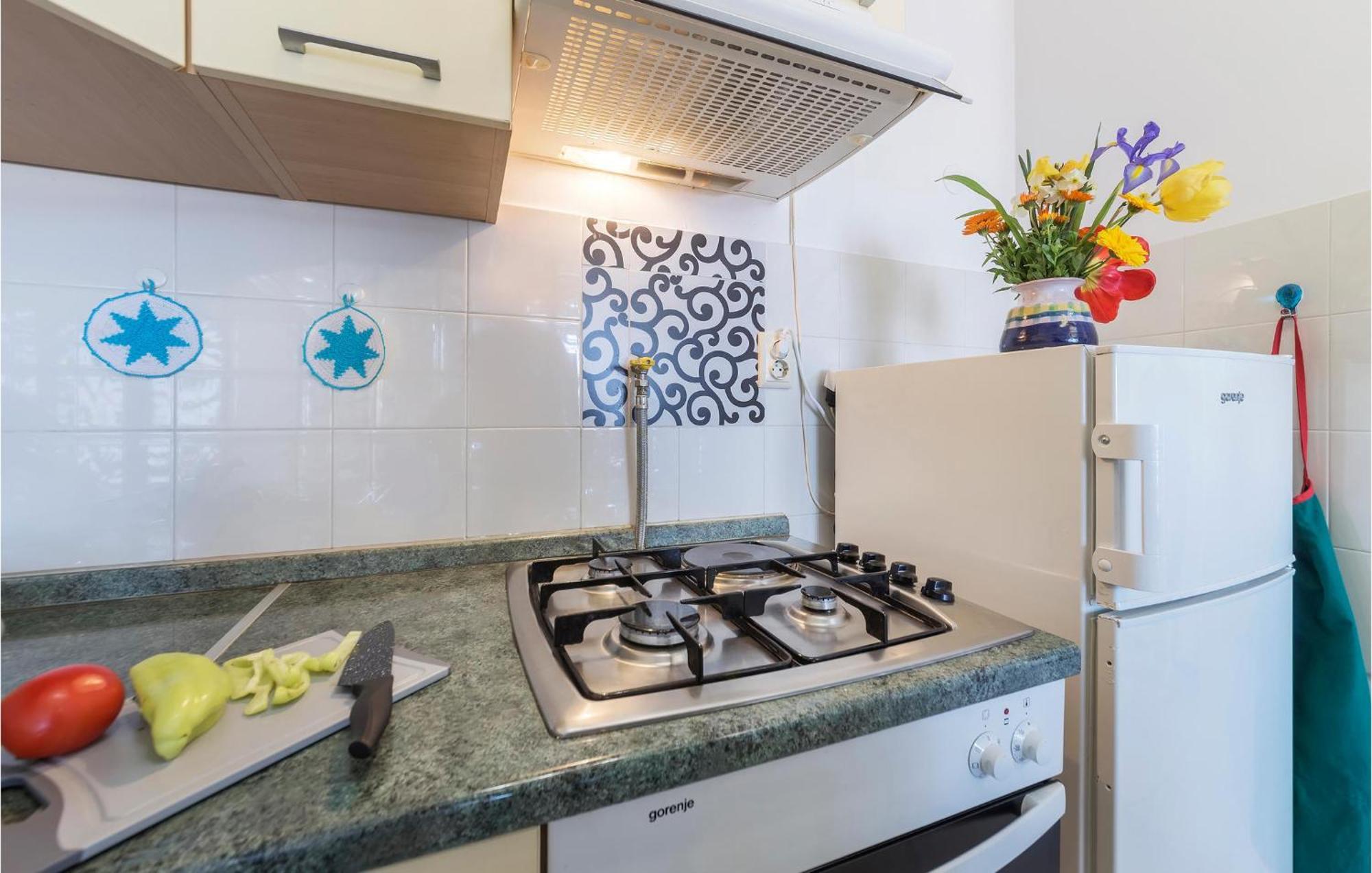 1 Bedroom Beautiful Apartment In Pola Esterno foto